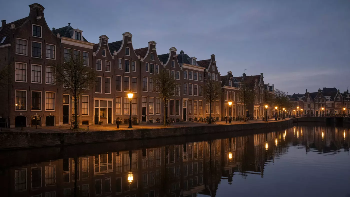 Gracht in Alkmaar in de schemering