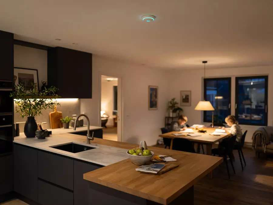 Woonkamer met plafond-access point en stabiele wifi-dekking