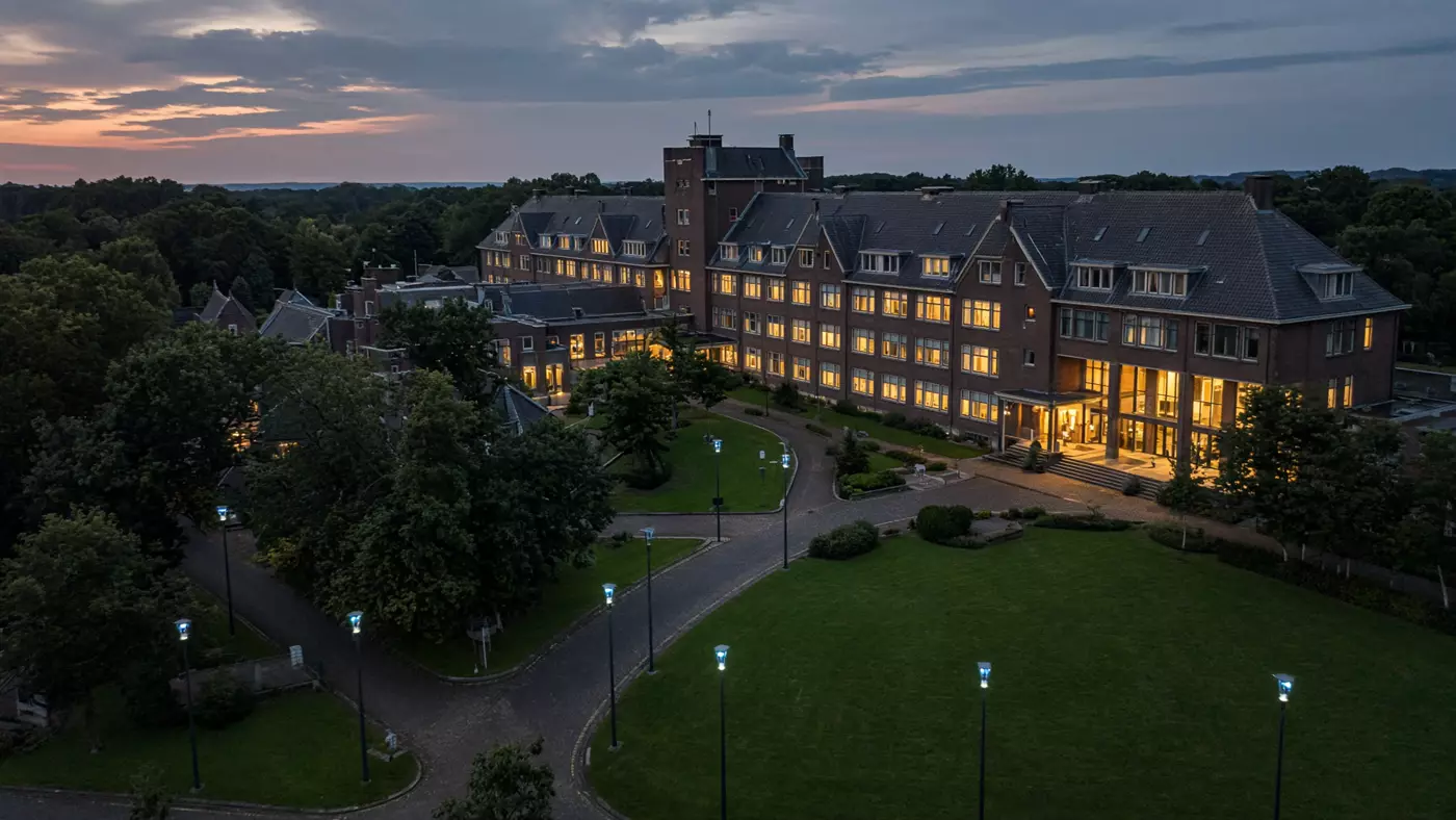 Conferentiehotel met outdoor access points in de schemering